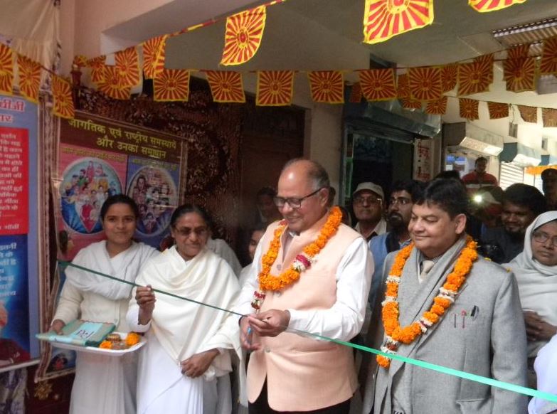 उत्तर प्रदेश (हाथरस) : कमिश्नर ने किया गीता ज्ञान प्रदर्शनी का शुभारम्भ